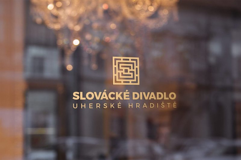 Slovácké divadlo Uherské Hradiště – logo na skle